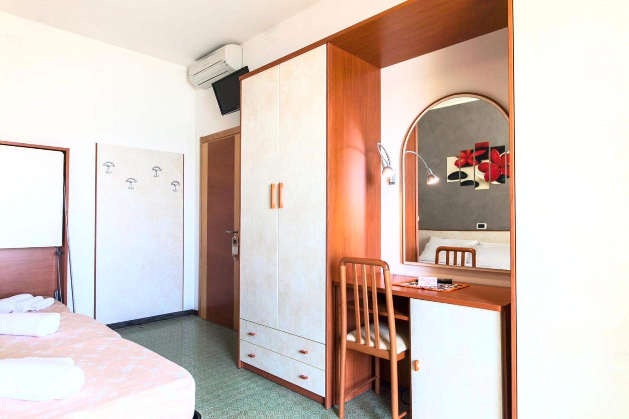 Hotel Sandra Гаттео-а-Маре Экстерьер фото