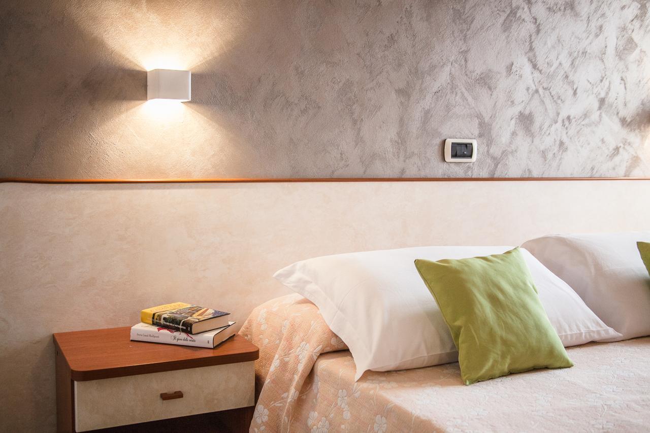 Hotel Sandra Гаттео-а-Маре Экстерьер фото