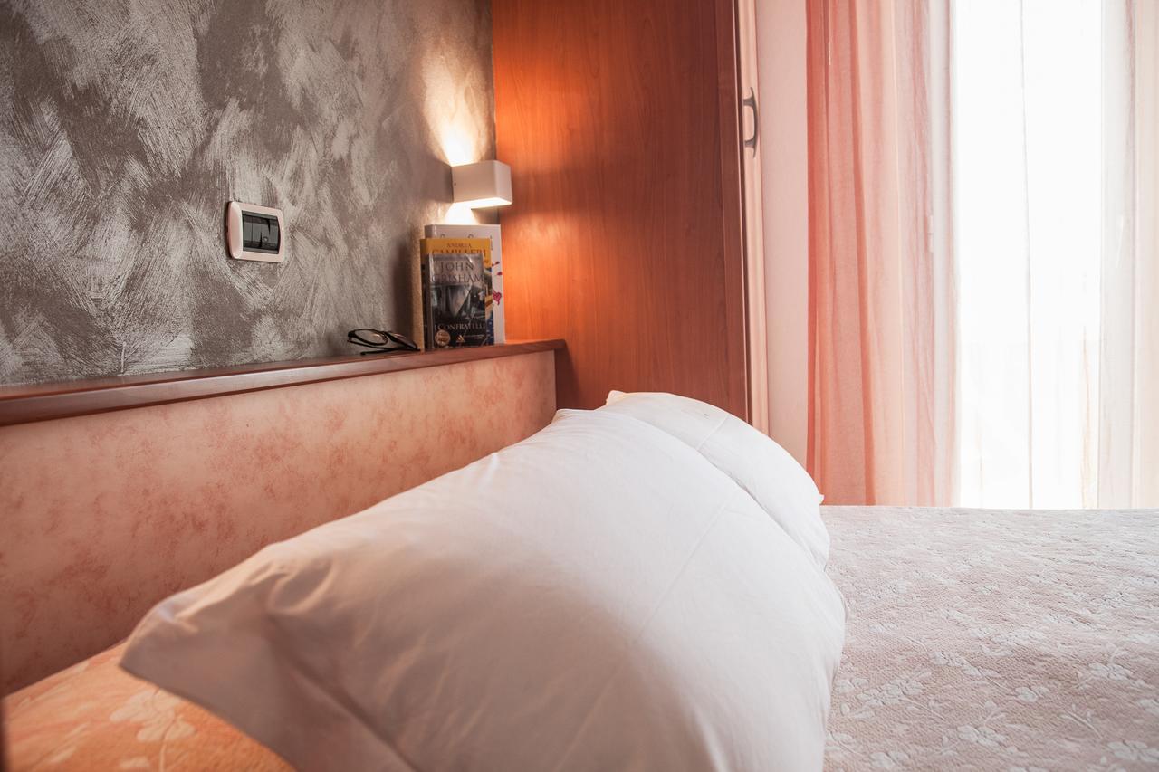 Hotel Sandra Гаттео-а-Маре Экстерьер фото